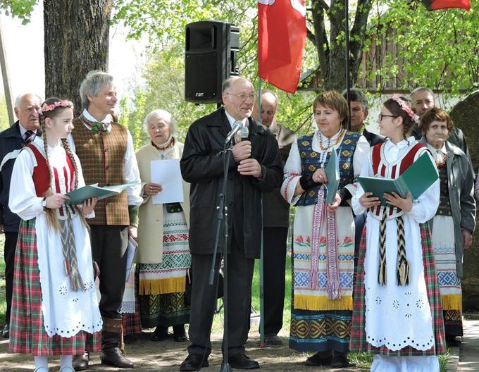Kalbėjo Pumpėnų krašto savanorių vaikai ir vaikaičiai. Gražvydo Balčiūnaičio nuotrauka, 2018